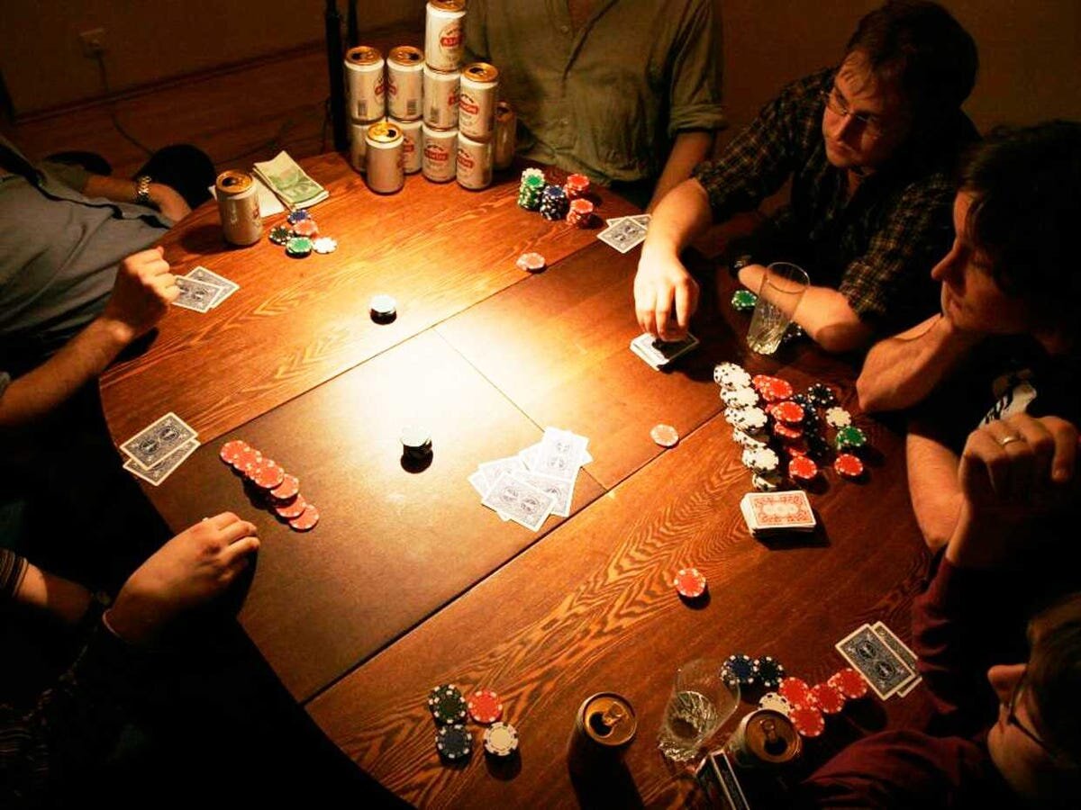 Игры за большим столом. Подпольная игра в Покер. Настольные игры с друзьями. Азартные настольные игры. Домашний Покер.
