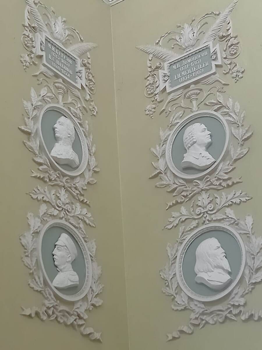 Медальоны с военачальниками и учеными