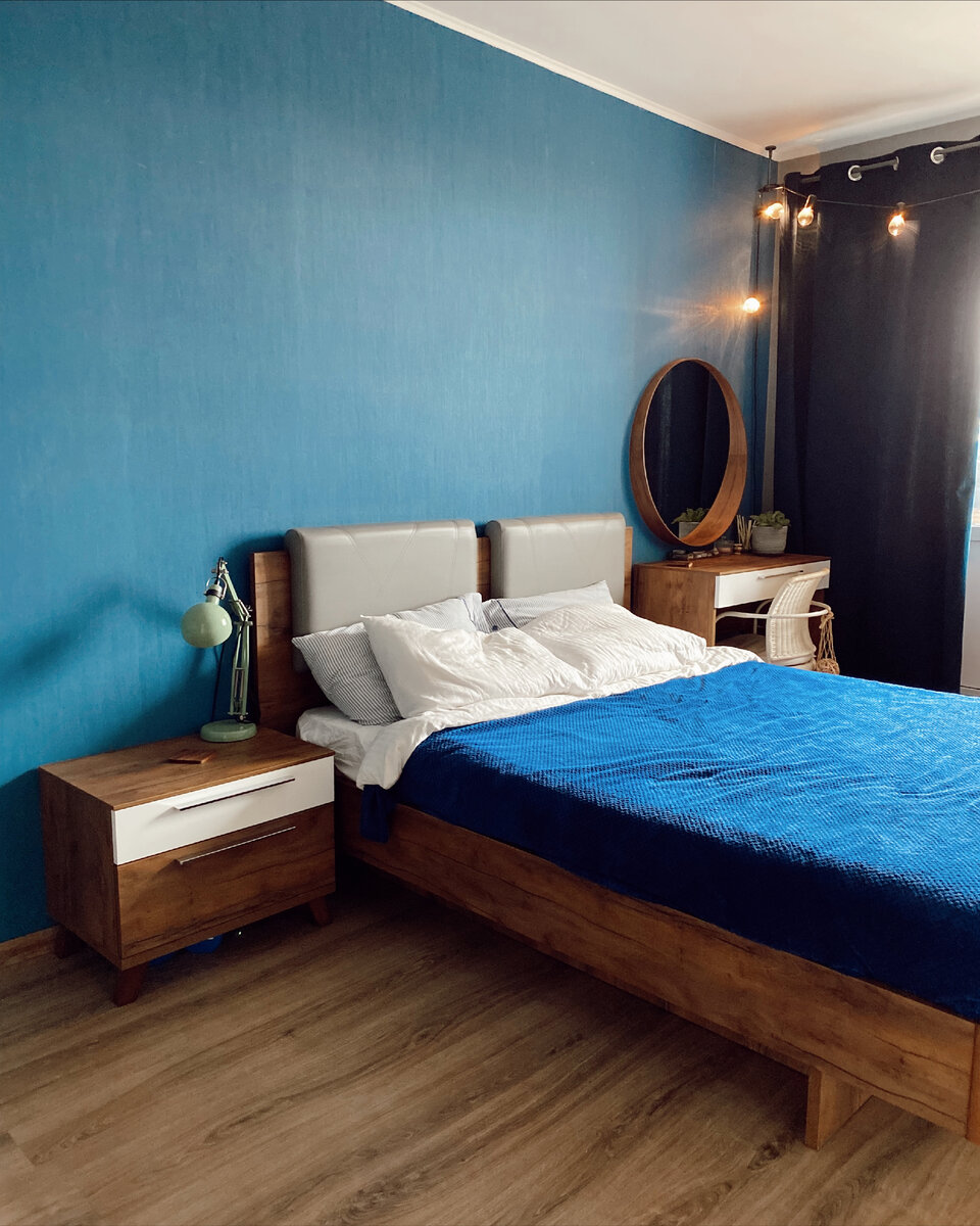 А вот и наша с мужем жилая комната, она же спальня. Мы живем в двухкомнатной квартире с ремонтом от предыдущих владельцев, поэтому я работала с тем, что было. Вышеупомянутый стул для вещей, кстати, представлен на фото. В планах ремонт согласно нашему вкусу, на него мы и копим. 