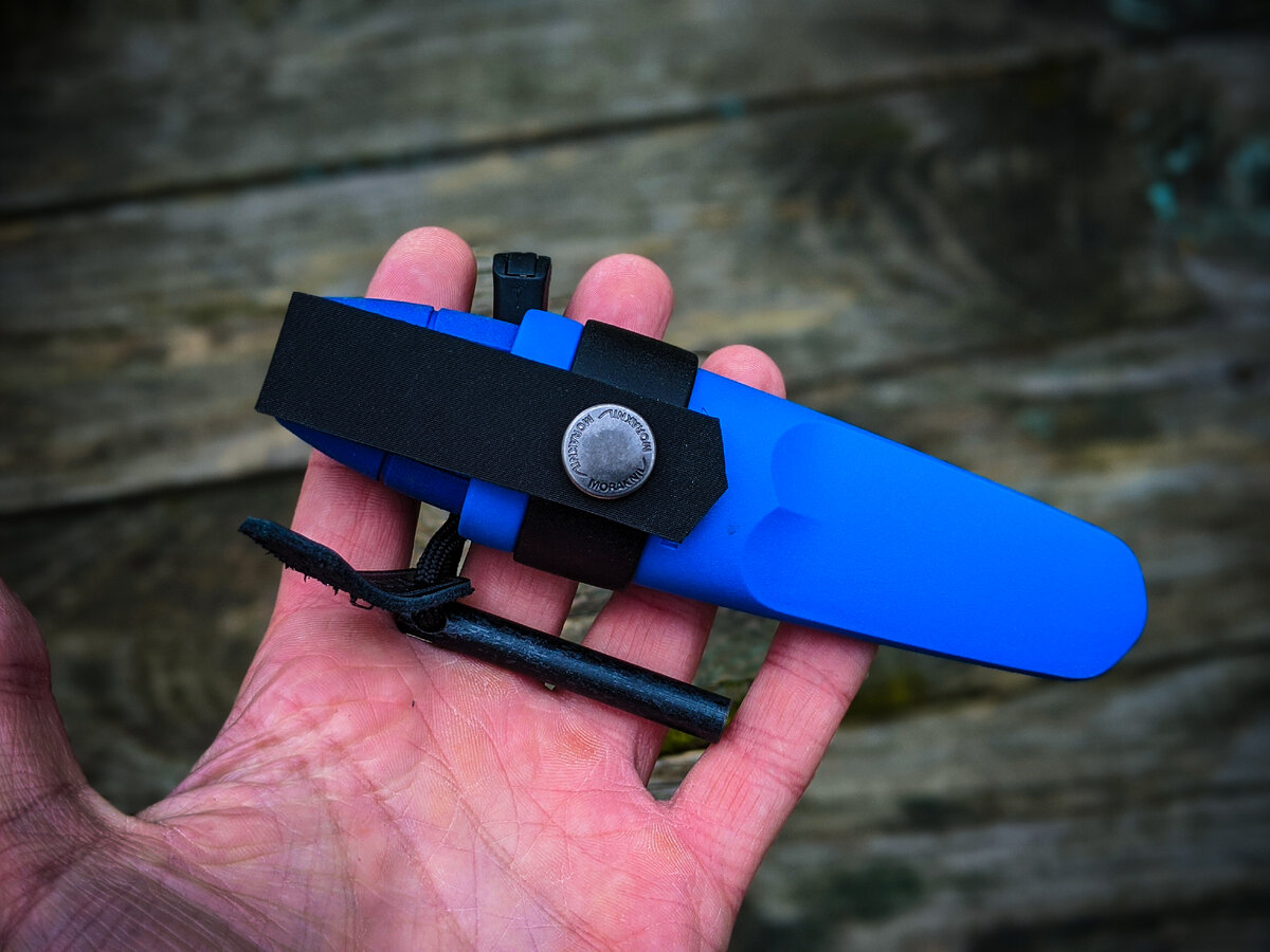 В комплекте есть огниво и другие аксессуары