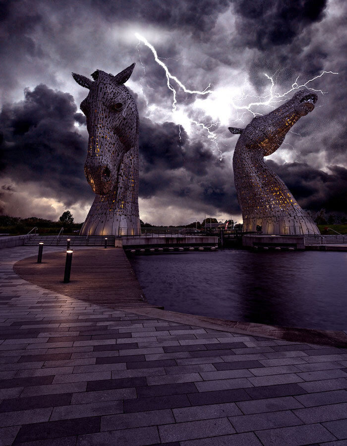 Источник: https://www.reddit.com/r/megalophobia/comments/i86eax/the_kelpies_scotland_during_tonights_thunderstorm/