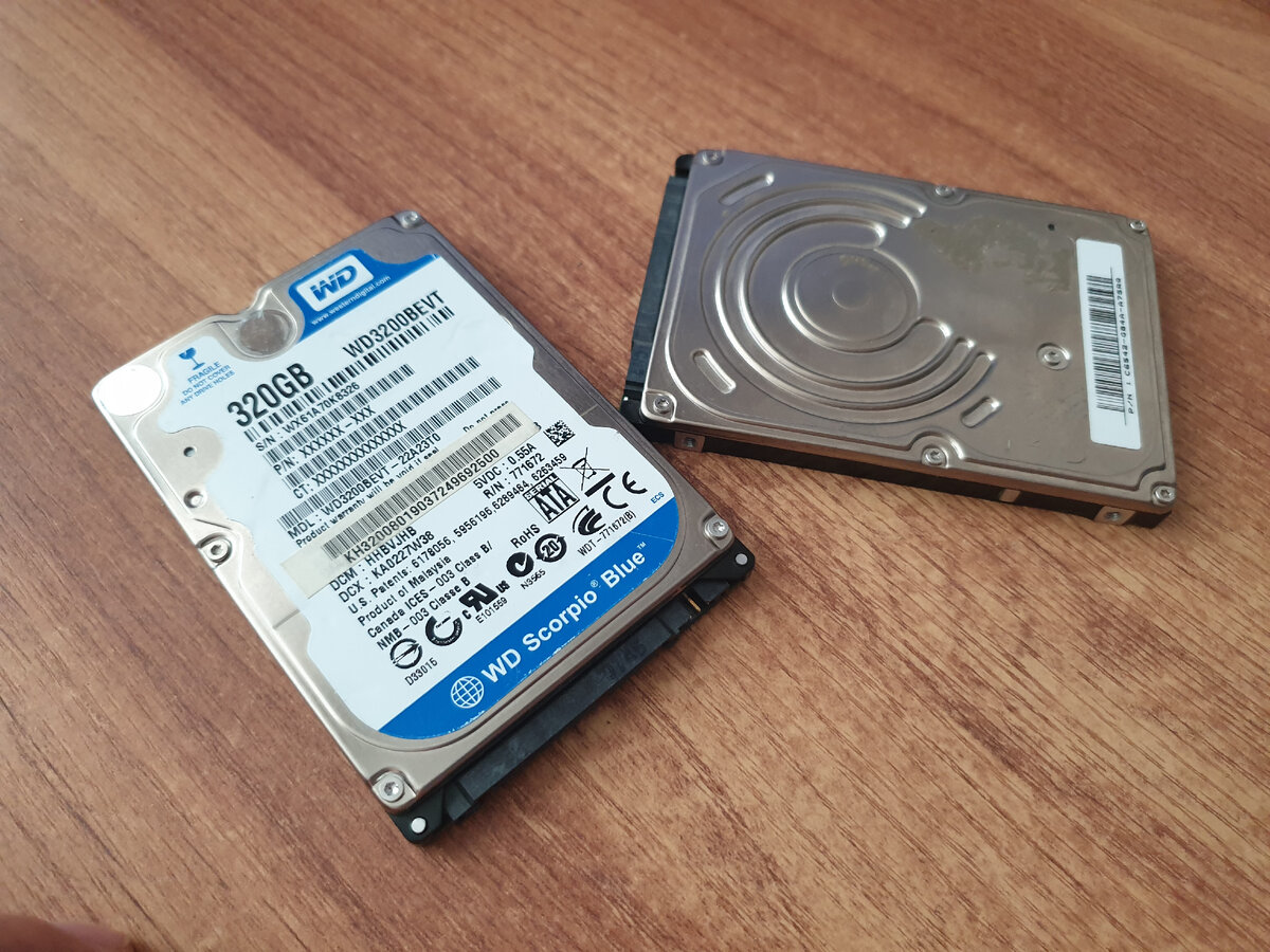 Диск с этикеткой не запускается, не издает никаких звуков. Диск без этикетки при запуске издает щелкающие звуки несколько секунд, после замолкает.