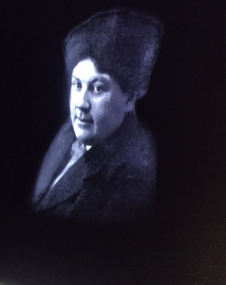 Графиня Александра Львовна Толстая, младшая дочь писателя - классика. Участница Первой мировой войны, была ранена, награждена Георгиевской медалью 4-й и 3-й степеней. После революции не смогла смириться с новой властью. Вела правозащитную деятельность, открыто выступала против насилия и преследования инакомыслящих. В 1920 году была приговорена к 3 годам заключения, которое отбывала в лагере Новоспасского монастыря. Освобождена по ходатайству крестьян Ясной Поляны. Позднее уехала за границу, дожила до глубокой старости. 