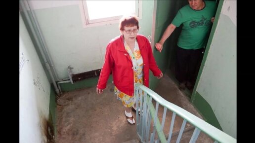 соседи ссорятся в подъезде