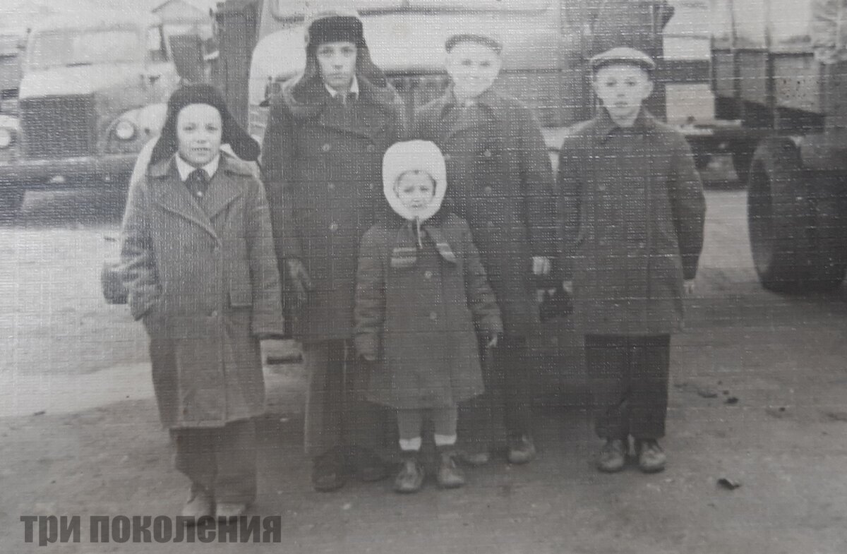 Фото из личного архива. Я в центре в белой шапке