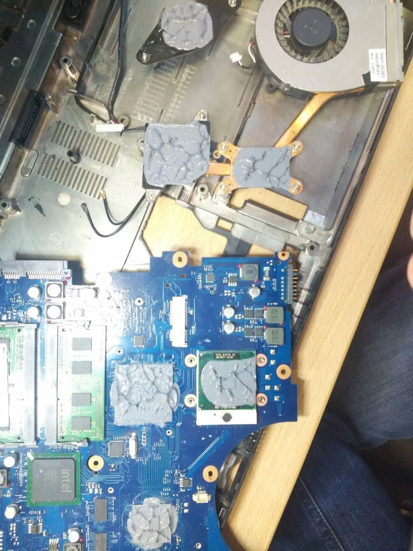 Видим избыточное количество теплопроводной пасты, на компонентах которым требуется дополнительное охлаждение посредством радиаторов.