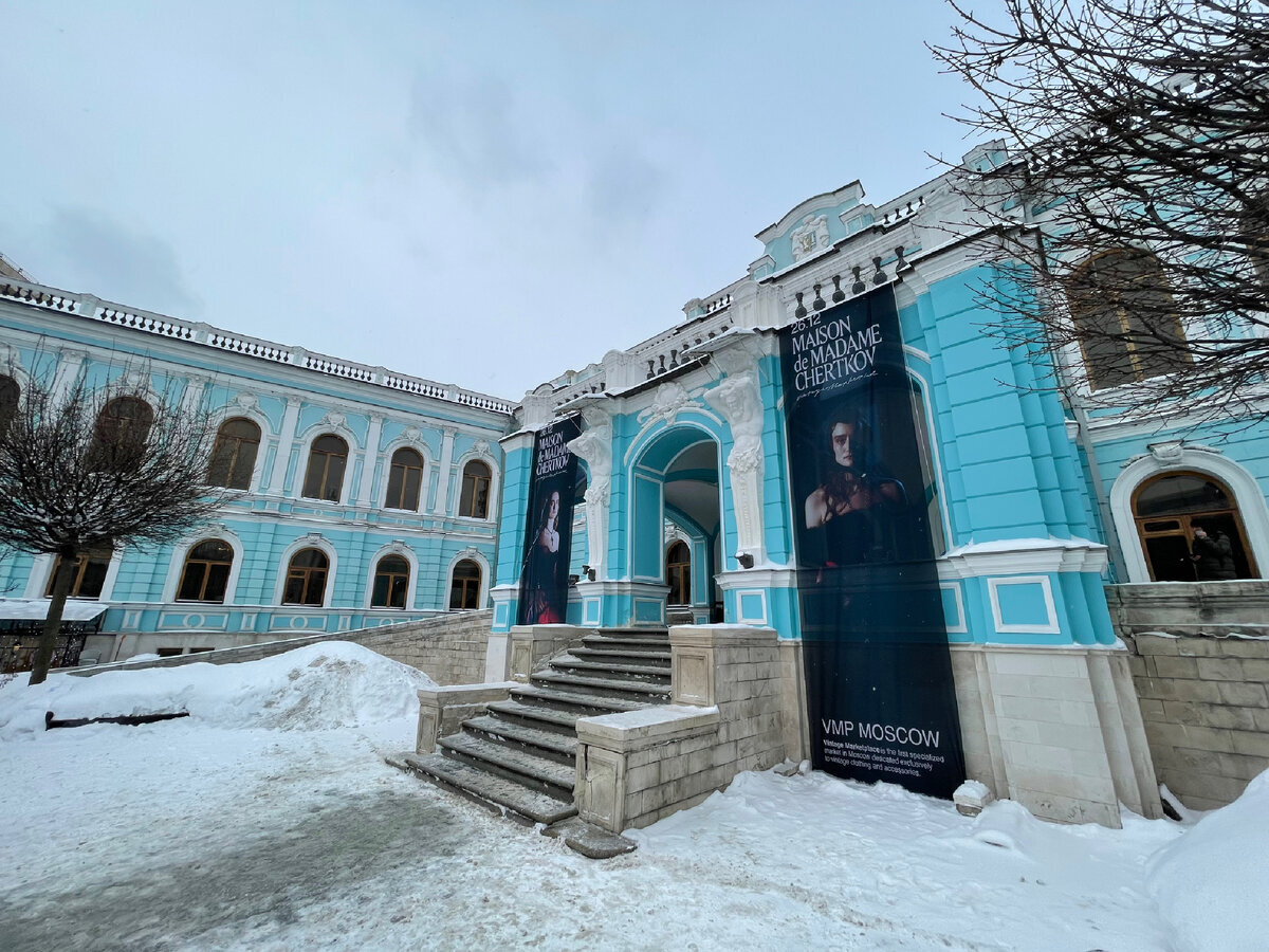 Вход в усадьбу, крыльцо поддерживают атланты 