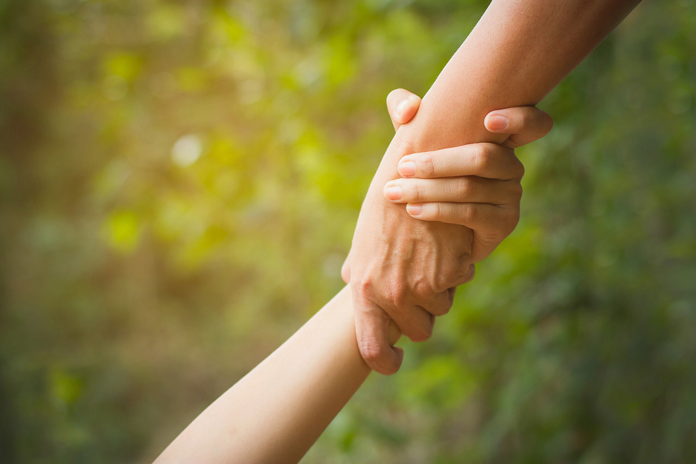 Помоги полностью. Рука помощи картинки. Рисунок помощь людям нуждающимся. Заботливая защита. Помогать людям.