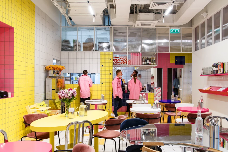 Интерьер Eggsellent (Автор: Ксения Колесникова, https://www.the-village.ru/food/place/eggsellent)