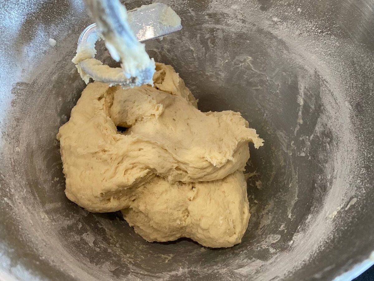 Тесто в миске сверху. Заварное дрожжевое тесто для пирогов. Тесто на кипятке для пельменей и вареников. Много муки в тесте. Тесто в тарелке.