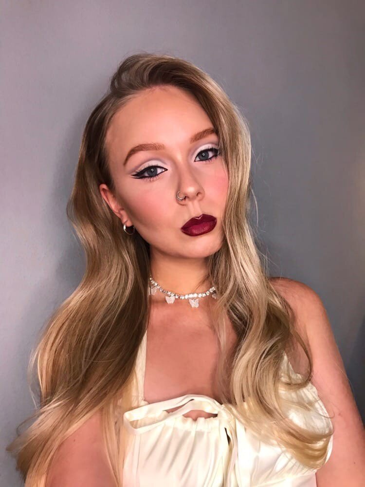 Здесь абсолютно другая форма у глаз, другие оттенки, но в целом все вместе смотрится, я считаю, гармонично. 