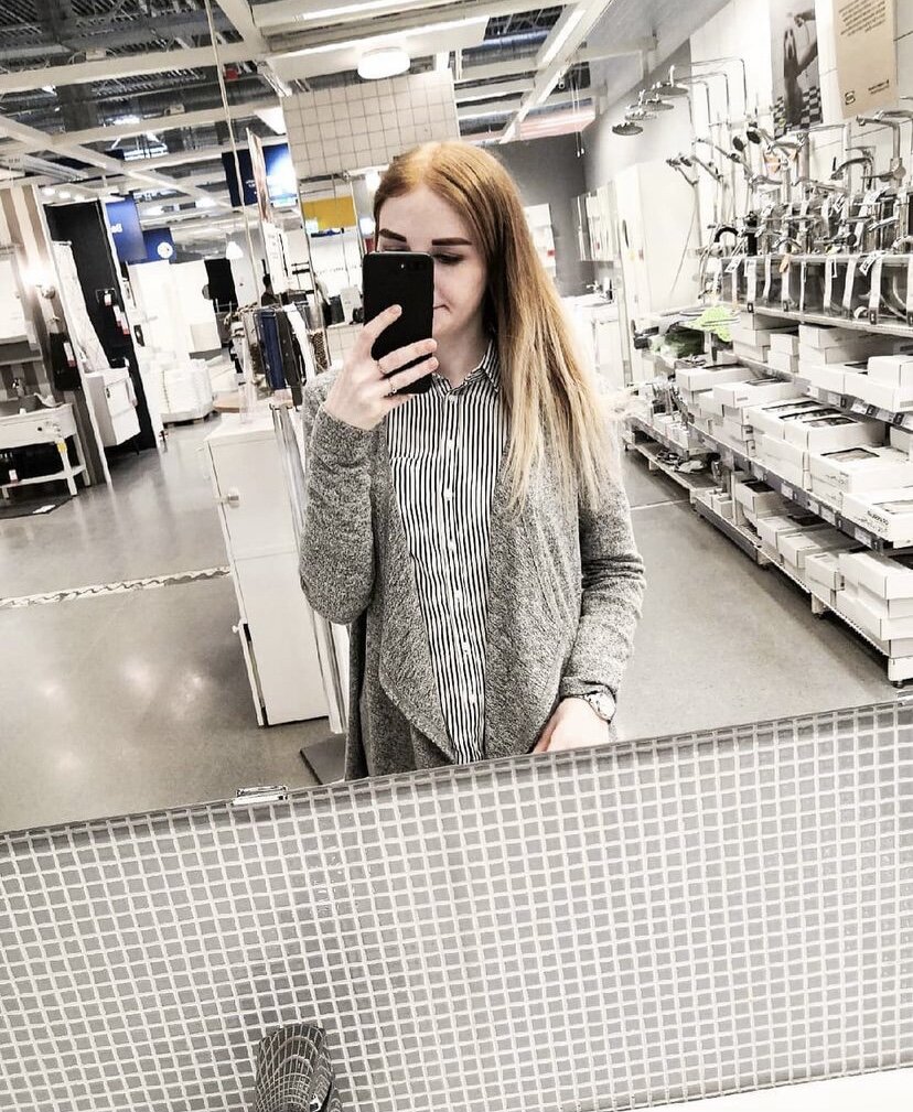 Начала отращивать свой цвет волос.