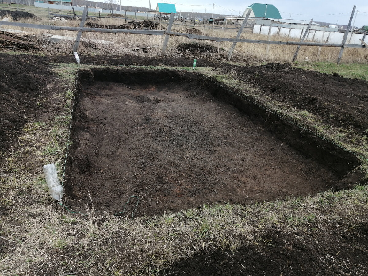 Прошёл уже месяц, так что точно не помню как что должно выглядеть, но вроде это окончание и даже уже начали раскидывать кучи по краям