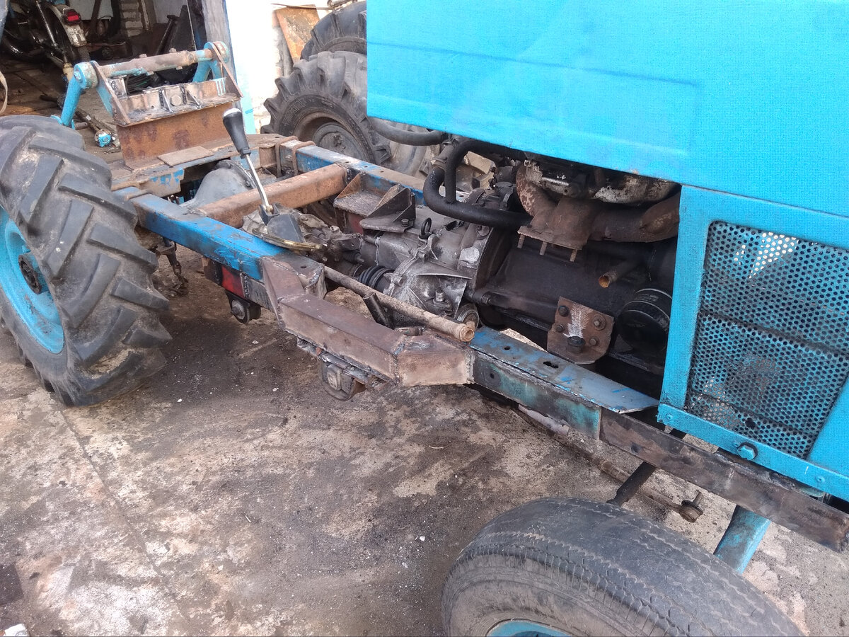 В Башкирии «девятка» врезалась в снегоуборочный трактор