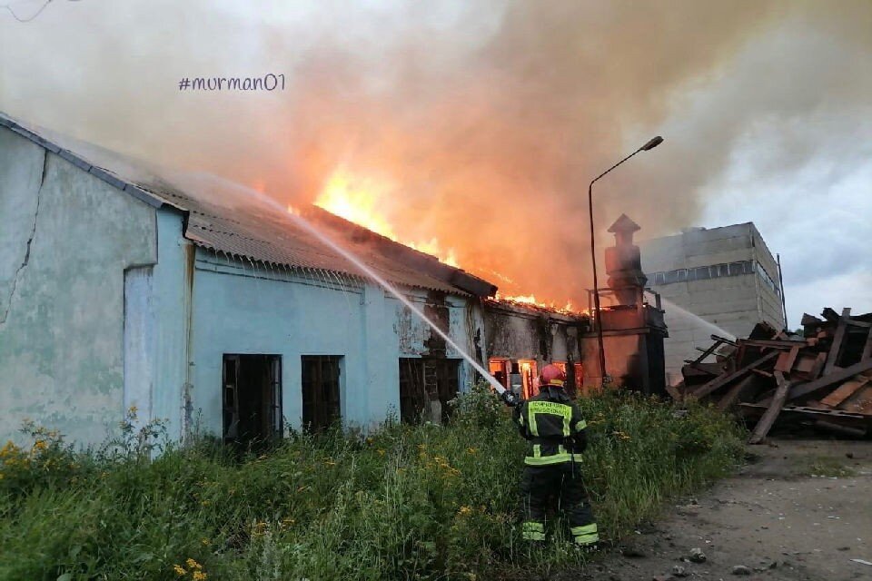     Из-за возможности обрушения кровли пожару был присвоен повышенный ранг 1БИС. Фото: vk.com/murman01