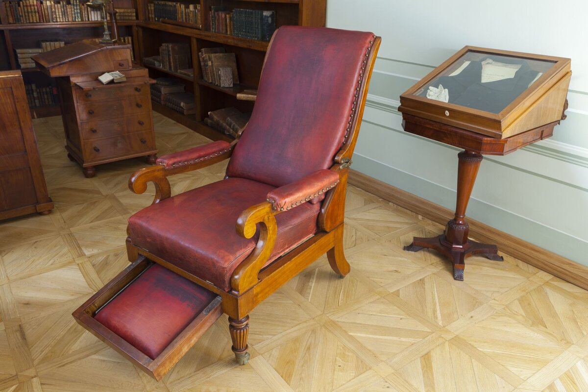 Кресло А.С. Пушкина в интерьере Мемориального музея-квартиры А.С. Пушкина. Современная фотография.