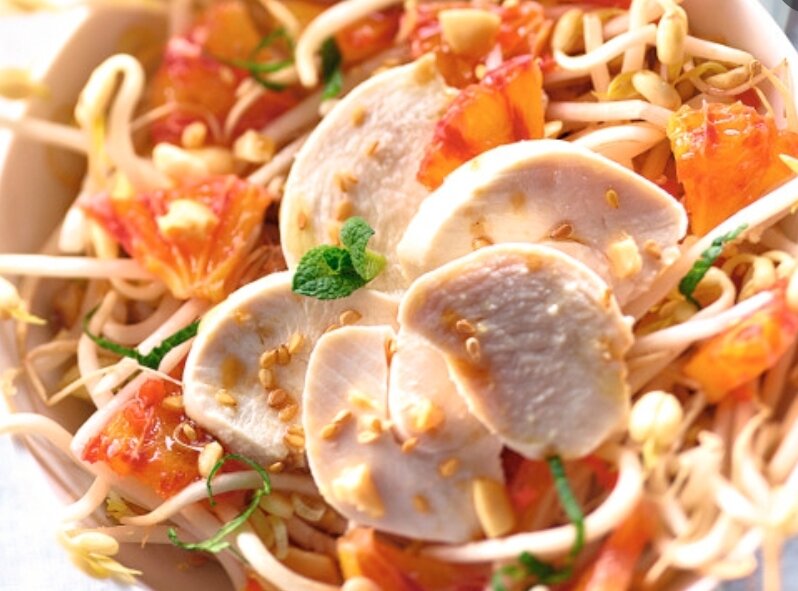 Салат с курицей и ростками сои