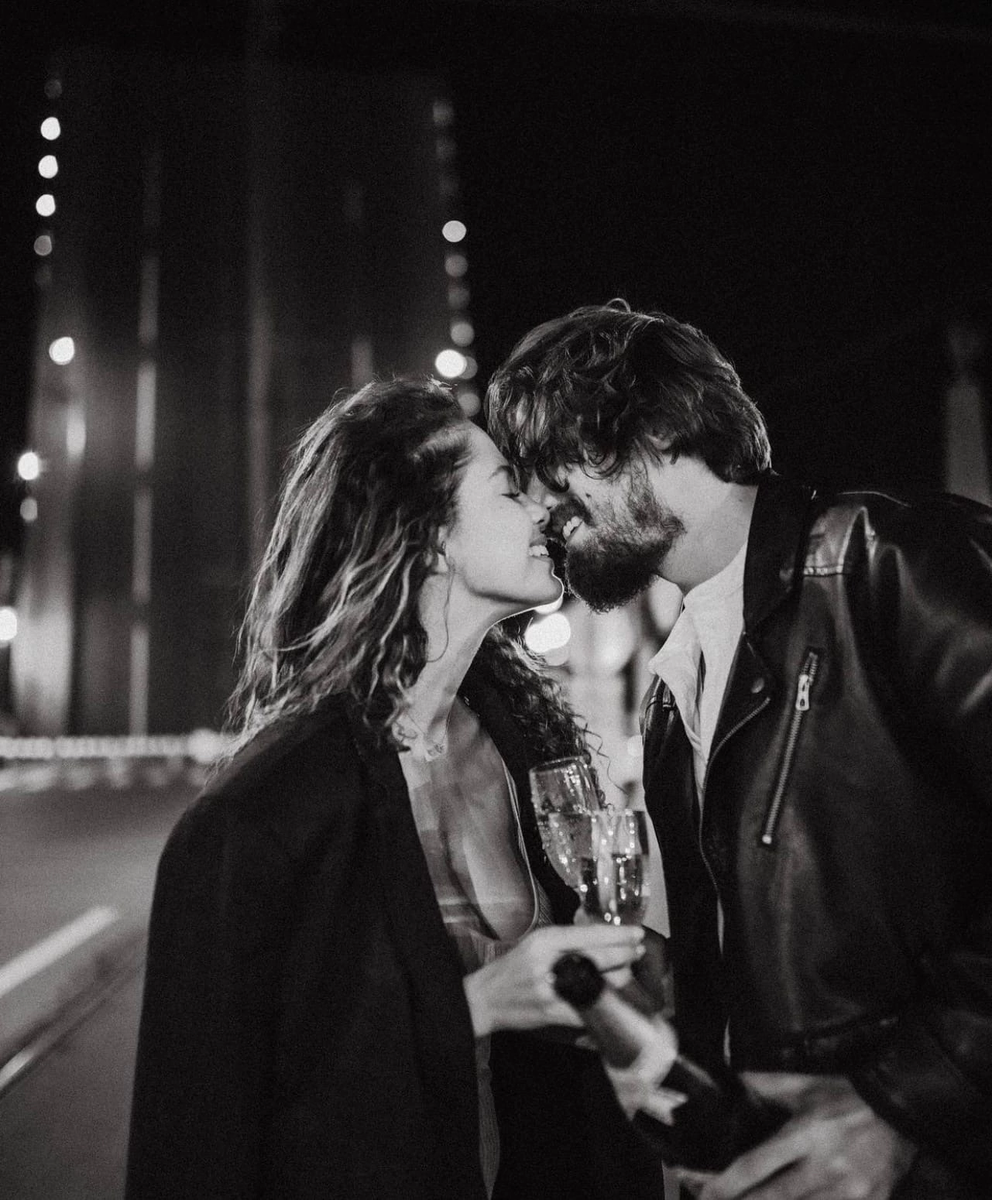 Равенство в отношениях заключается в том, чтобы видеть, что ваш партнер имеет такое же влияние и значение, как и вы. В его основе лежит взаимное уважение и удовлетворенность своей ролью.

Неравенство в отношениях означает, что власть и влияние каждого из вас выходят из равновесия. Один из вас начинает доминировать, подавлять или пренебрежительно относиться к другому, заставляя его чувствовать неуважение к себе, недооцененность и даже обиду.

Если вы не уверены, что в ваших отношениях есть равенство, обратите внимание на некоторые из приведенных ниже признаков.

5 признаков того, что ваши отношения не построены на равенстве

1.Вы задаетесь вопросом, какую ценность вы привносите в отношения

Один из самых простых способов, с помощью которого, по мнению некоторых людей, можно создать ощущение равенства в отношениях, — это уравнивание финансовой ценности.

Но даже если вы делите счета 50/50, это не делает вас равными. Равенство в отношениях заключается в том, насколько ценным вы себя чувствуете, а не в том, чего вы стоите.

Ваша ценность не в том, что вы можете физически привнести в отношения или предложить что-то, чего не может предложить ваш партнер. Если вы постоянно чувствуете необходимость сомневаться в своей ценности или доказывать партнеру свою правоту, знайте, что вы ощущаете негативные последствия неравенства в ваших отношениях.

Постоянное чувство неловкости рядом с партнером заставляет вас сомневаться в себе и терять свою уверенность. Такие отношения ни для кого не будут комфортными.

2. Ваши потребности никогда не ставят на первое место

Бывают моменты, когда вам приходится идти на жертвы и ставить потребности партнера выше собственных. Разница между этим и неравенством в отношениях заключается в том, что вы сами так решаете и от вас этого не ожидают.

Если существует ожидание, что вы всегда должны подчиняться тому, чего хочет ваш партнер, а не тому, чего хотите вы, то вы не создаете культуру равенства.

Хотя вы пара, строящая совместную жизнь, вы также отдельные личности со своими собственными потребностями, которые нужно одинаково уважать.

3. В ваших отношениях существуют двойные стандарты

Не должно быть ситуации, когда какое-либо правило для вас не распространяется на вашего партнера. Несправедливо чувствовать, что то, о чем вас попросили, не является чем-то, что он тоже должен соблюдать.

В отношениях, основанных на равенстве, никогда не должно быть ожиданий от каждого из вас того, чего вы не ожидаете от себя. А если двойные стандарты все же возникают, то это приведет к обидам и ссорам в дальнейшем.

4. В ваших отношениях нет компромисса

Компромисс является частью любых здоровых отношений. Вы можете хотеть разного, но с помощью компромисса можно найти решение, которое позволит вам обоим прийти к соглашению.

Но когда все компромиссы приходятся только на одного партнера, отношения теряют ощущение баланса и равенства.

Компромисс — это когда вы оба корректируете свои ожидания, чтобы каждый из вас мог получить что-то от ситуации. Если один из вас никогда не получает выгоды, это не компромисс и не равенство, это манипуляция партнером.

5. Вы живете жизнью своего партнера

Вы можете жить там, где никогда бы не подумали, из-за работы вашего партнера. Или вы отправляетесь в отпуск в места, куда не собирались, потому что этого хочет ваш партнер. А может быть, вы отказываетесь от общения с вашими друзьями или семьей, чтобы вместо этого провести время с его. Все эти решения хороши, если это то, что вы действительно хотите делать.

В паре ваша жизнь естественным образом переплетается, и вы должны найти место для всего, что нужно и нравится обоим. Если вы чувствуете, что вас подталкивают к выбору партнера и не слушают ваше мнение, значит, вам нужно практиковать больше равенства в общении и совместных решениях.

Убедитесь, что вы имеете равное право голоса в выборе того, как вы живете, чтобы не быть пассажиром чужой жизни.

Почему равенство важно для отношений?

1. Чтобы чувствовать себя ценным

Если вы чувствуете, что вас уговаривают, отвергают или запугивают, заставляя соглашаться с решениями партнера, значит, он пытается слишком сильно контролировать вас и не ценит ваш вклад в отношения как равного.

Если партнер относится к вам как к равному, то он будет уделять вашему мнению столько же внимания, сколько ожидает от вас в ответ. Если один из вас не чувствует себя ценным, значит, вы не получаете столько любви и уважения, сколько заслуживаете.

2. Чтобы чувствовать себя услышанным

Чувствовать, что ваш партнер слушает вас, очень важно для крепких отношений, потому что так вы создаете безопасную и доверительную атмосферу, чтобы вы могли делиться как своими успехами, так и неудачами.

Все, чем кто-то из вас хочет поделиться, должно быть услышано. Ни вы, ни ваш партнер не должны думать о том, что все, что вы хотите сказать, незначительно.

3. Чтобы быть лучшей версией себя

Прекрасный партнер пробудит ваши лучшие качества через свою любовь и поддержку. В отношениях, основанных на равенстве, вы оба изо всех сил стараетесь привнести лучшее друг в друга.

Вы не должны чувствовать, что должны жертвовать тем, кто вы есть или тем, что вам нравится, ради вашего партнера. Ваша роль в отношениях — подпитывать друг друга, поровну разделяя внимание, любовь и поддержку. Только так вы сможете получить максимальную отдачу от себя, своего партнера и ваших отношений.

4. Чтобы показать, что вы уважаете границы друг друга

Как партнеры, вы разделяете почти все в своей жизни, но вам все равно нужны границы, чтобы была возможность иметь собственное пространство. Помните, что есть нечто большее, что определяет вас как личность, чем ваши отношения.

Если вы чувствуете давление со стороны партнера, или вам кажется, что он не дает вам свободного времени, когда вам это необходимо, значит, он не уважает ваши индивидуальные потребности быть самим собой.

5. Чтобы иметь возможность полагаться друг на друга

Равный груз ответственности в отношениях означает, что в любой момент один из вас может вмешаться и стать тем человеком, который нужен другому именно сейчас. Ваши отношения будут крепнуть только в том случае, если каждый из вас будет прилагать усилия для их поддержания. Вы должны быть командой.

Эффективные способы создать равенство в отношениях

1. Убедитесь, что вы счастливы в своей «роли» в отношениях

Хорошим примером этого является разделение работы по дому, чтобы вы чувствовали, что прикладываете равные усилия для создания приятных условий для жизни. Другим примером может быть решение о том, что один из вас будет ходить на работу, а другой — присматривать за домом. Это может быть и такая мелочь, как поочередный выбор места отдыха и развлечений.

Распределение ролей в отношениях работает только в том случае, если вы оба довольны этим. Если вам кажется, что вы взяли на себя «роль» в ваших отношениях, которую не хотели бы, то вам нужно поговорить с партнером о том, что вы оба можете сделать по-другому, чтобы вам было комфортнее.

2. Общайтесь друг с другом
Ваш партнер может не понимать, как его ожидания или поведение влияют на вас. Вот почему хорошее общение необходимо в любых отношениях.

Если ваш партнер защищается или сопротивляется изменениям, которые вы хотите внести, то это тревожный знак, свидетельствующий о том, что у него могут быть совсем другие ожидания от отношений.

Наличие хорошей коммуникации поможет вам справиться практически с любой проблемой, с которой вы столкнетесь, и сделает вас сильнее как команду.

3. Убедитесь, что вы оба удовлетворены в спальне

Старайтесь быть одинаково внимательными к желаниям и потребностям друг друга. Один из вас никогда не должен чувствовать себя обделенным вниманием и неспособным попросить то, что ему нужно.

Вы должны полностью доверять своему партнеру, чтобы расслабиться и наслаждаться совместным опытом. Чтобы это произошло, вы должны знать, что ваш партнер уважает вас как равного и заботится о ваших ощущениях не меньше, чем о своих собственных.

4. Принимайте различия друг друга

Чтобы показать, что вы уважаете его индивидуальные увлечения, попробуйте присоединиться к нему в том занятии, которое ему нравится и которое, возможно, вы никогда раньше не пробовали. Проявите интерес, даже если вы ничего не знаете об этом, а не заставляйте его принимать участие только в тех занятиях, которые нравятся вам обоим.

Отношения складываются из двух личностей. Равенство — не значит быть одинаковыми, но это значит уважать индивидуальность друг друга и радоваться ей, потому что она вносит разнообразие в ваши отношения и вашу жизнь.

5. Будьте готовы к компромиссу

Если один из вас всегда идет на компромисс, а второй нет, то вы не основываете свои решения на равенстве; один партнер доминирует над другим.

Компромисс необходим в отношениях, так как поможет вам достичь справедливого решения, которое принесет максимальную пользу каждому.

Компромисс ради партнера показывает, что вы одинаково уважаете потребности друг друга и готовы идти на жертвы ради его счастья.

6. Упорно трудитесь над отношениям

Чтобы ваши отношения оставались крепкими, вы оба должны прилагать равные усилия для их поддержания.

Ощущение, что время и любовь, которые вы вкладываете в своего партнера, не получают признания и взаимности, в итоге заставит вас чувствовать себя обделенным, обиженным.

Какой бы насыщенной ни была жизнь, вы всегда должны стараться ставить свои отношения на первое место, а не просто ждать, что ваш партнер все сделает за вас. Вы оба несете равную ответственность за то, чтобы поддерживать искру и ставить друг друга превыше всего.

7. Проявляйте больше нежности друг к другу

Ласка любимого человека заставляет нас чувствовать себя окрыленными, повышает нашу уверенность в себе и помогает нам расслабиться, какими бы напряженными ни были другие сферы нашей жизни.

Если один из вас всегда проявляет физическую привязанность к другому и никогда не получает ее в ответ, значит, нет чувства равной признательности.

Неважно, проявляете ли вы свою привязанность по-разному, вам просто нужно видеть, что ваш партнер прилагает усилия, чтобы показать, что вы ему небезразличны.

8. Сосредоточьтесь на долгосрочной цели

Обсуждая с партнером свои планы на будущее, вы можете понять, что для достижения будущего, на которое вы рассчитываете, потребуется не только время, но и компромисс с вашей стороны. Возможно, одному из вас придется пожертвовать своими личными устремлениями прямо сейчас ради планов на будущее, над которыми вы оба работаете.

Все компромиссы не должны возлагаться только на одного из вас, и если вы построили свои отношения на основе равенства, то вы должны знать, что хотя вы можете чем-то пожертвовать в данный момент, ваш партнер также готов сделать то же самое.

Это не значит, что ваши собственные мечты не важны или что у вас никогда не будет шанса достичь чего-то индивидуально, если вы состоите в отношениях. Это просто означает, что вам, возможно, придется сосредоточиться на том, что важно сейчас для вас обоих, и сделать выбор в пользу будущего, о котором вы мечтаете как пара, а не только для себя.

Равенство в отношениях — это умение ценить другого человека. Это не всегда легко, и не всегда все получается правильно. Это требует постоянной работы и вдумчивости, чтобы убедиться, что вы справедливы к своему партнеру и уважаете его как личность.

В ваших отношениях всегда будут детали, над которыми нужно работать, чтобы убедиться, что вы оба одинаково счастливы в жизни, которую вы строите вместе, но быть довольным вашей общей любовью и уверенным в том, что вы чувствуете друг к другу, — это хорошее начало.
