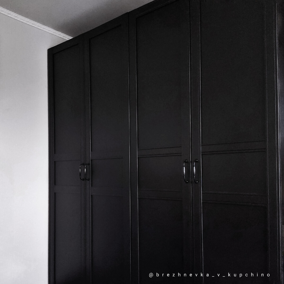 Мой чёрный четырёхстворчатый ПАКС. Фото моё.