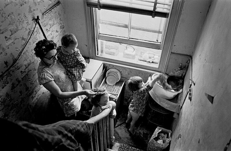 London, 1972. A makeshift kitchen on the stairs of a house in Brixton.