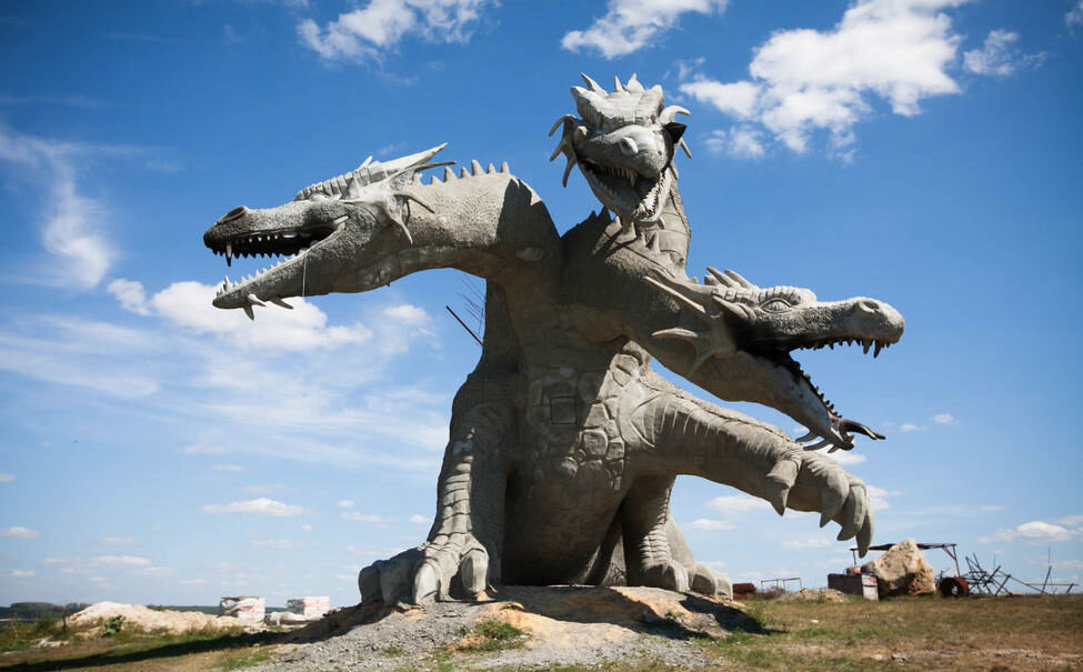 Находится возле деревни Каменка