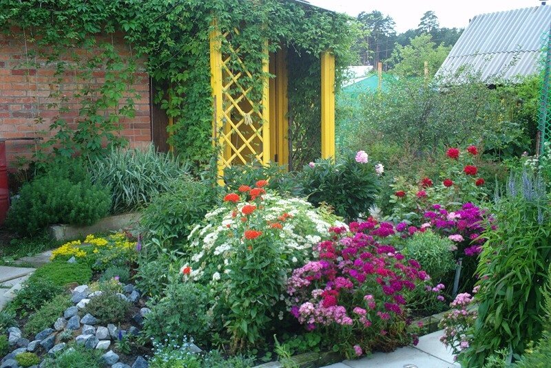    Клумба на даче своими руками