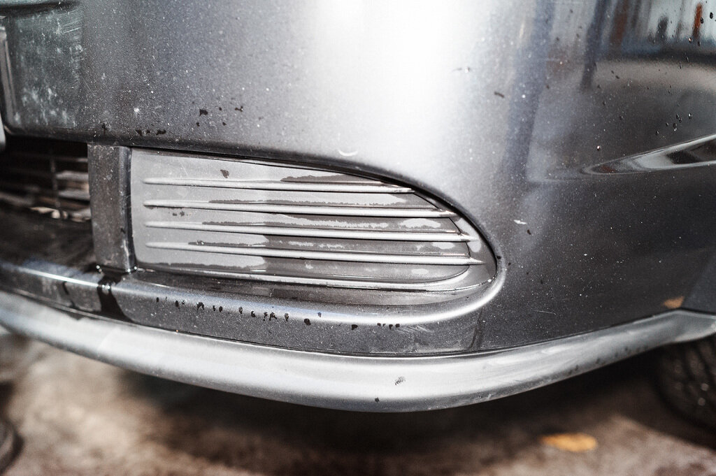 Извлекаем старые заглушки в бампере