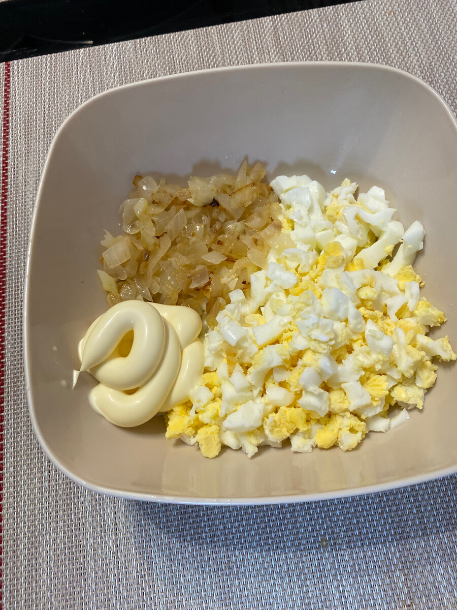 Это начинка. Лука лучше сделать немного побольше, чем у меня, будет сочнее. Всё перемешать.