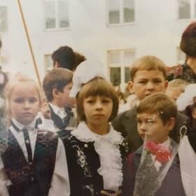 Я в первом классе. По моему лицу видно, что я думаю о школьной форме. 