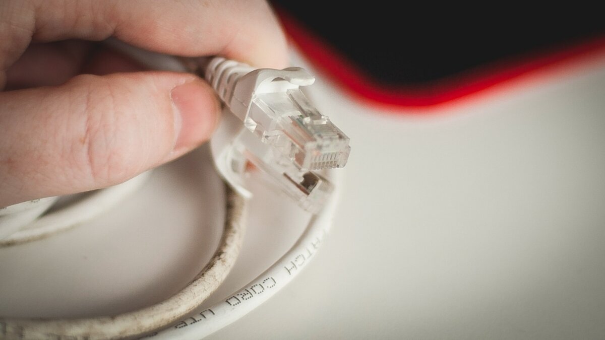     В Ижевске на улице Ворошилова загорелась двухкомнатная квартира. Причиной пожара стал бракованный Wi-Fi-роутер.