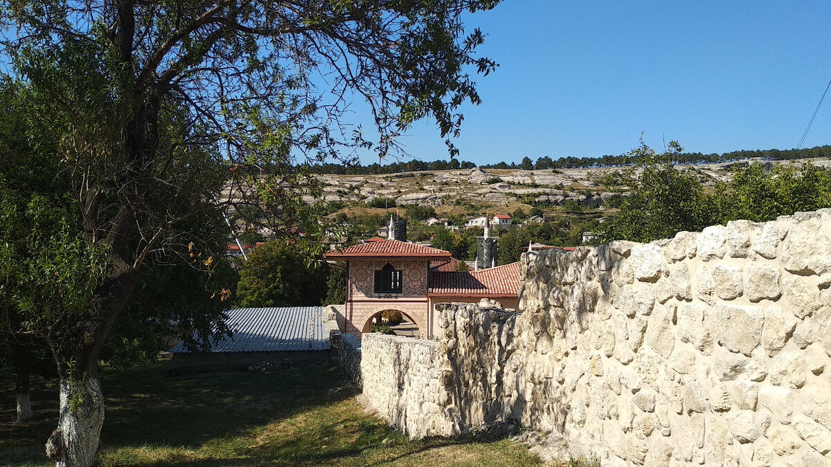 Ограда Ханского дворца, того самого, в котором жил хан Гирей