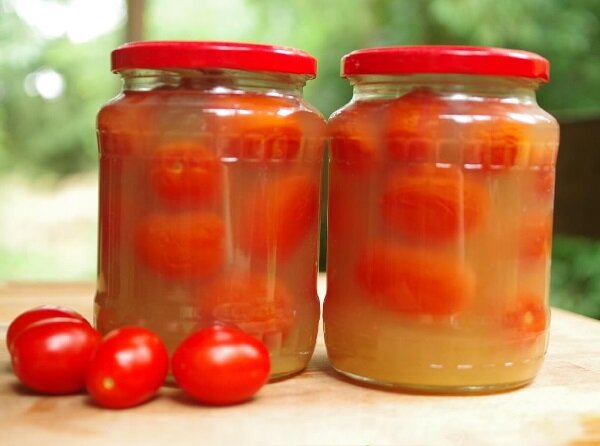 Рецепт маринованных помидор в яблочном соке я нашла в Интернете. Так что этот рецепт я приготовила впервые в жизни. Однако помидоры, маринованные в яблочном соке, получились очень хорошо.