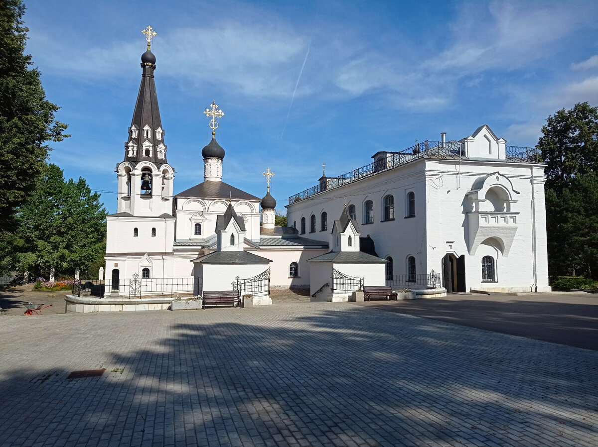 Спасский храм в бывшем селе Котово-Спасское (ныне город Долгопрудный Московской области) - родовая усыпальница князей Юсуповых. Фото автора статьи (листайте галерею, ещё 3 фото)