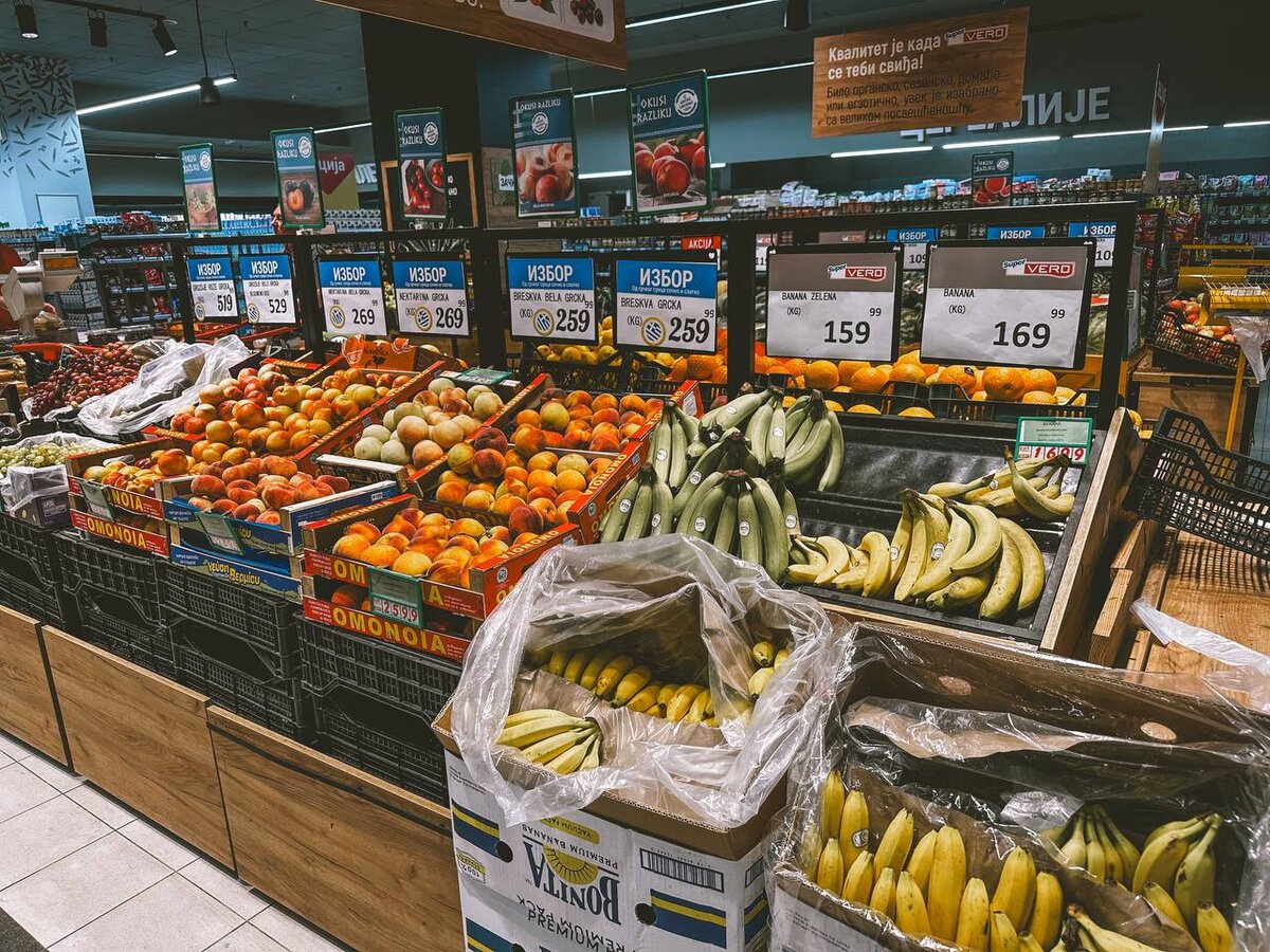 Летом была греческая неделя и продавали такие вкусные сочные персики (260 дин/кг), это только попробовать