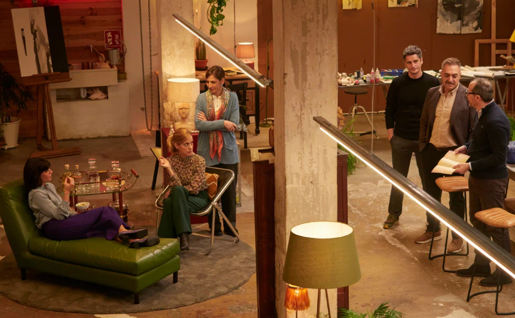 Кадр из фильма «О чем говорят незнакомцы» («Bajo terapia») 2023 г.