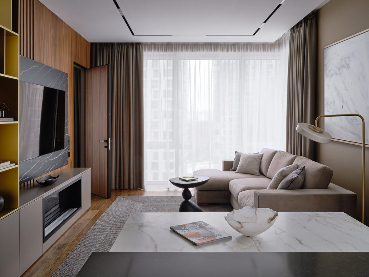 Квартира в Москве по проекту Яны Сочаво и Людмилы Цырковой. Кухня-гостиная. Ковер, Art de Vivre, торшер, Bert Frank, Диван, BoConcept, кофейный столик, Woodzenart.