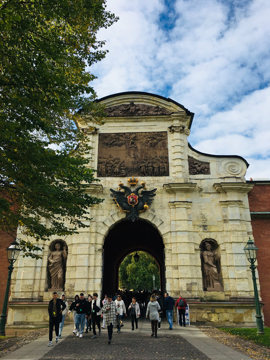 Петровские ворота Петропавловской крепости