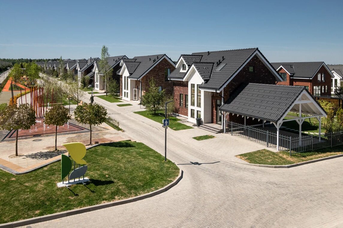 Если УК ответственно исполняет свои обязательства, коттеджный поселок будет выглядеть чисто и ухоженно в любое время года. На фото коттеджный поселок бизнес-класса «Резиденция Булатово» 