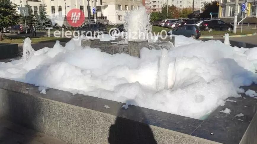     Неизвестные испортили фонтан в сквере на Московском шоссе в Нижнем Новгороде, залив в воду моющее средство. Фотографии появились в Telegram-канале «Нижний №1».