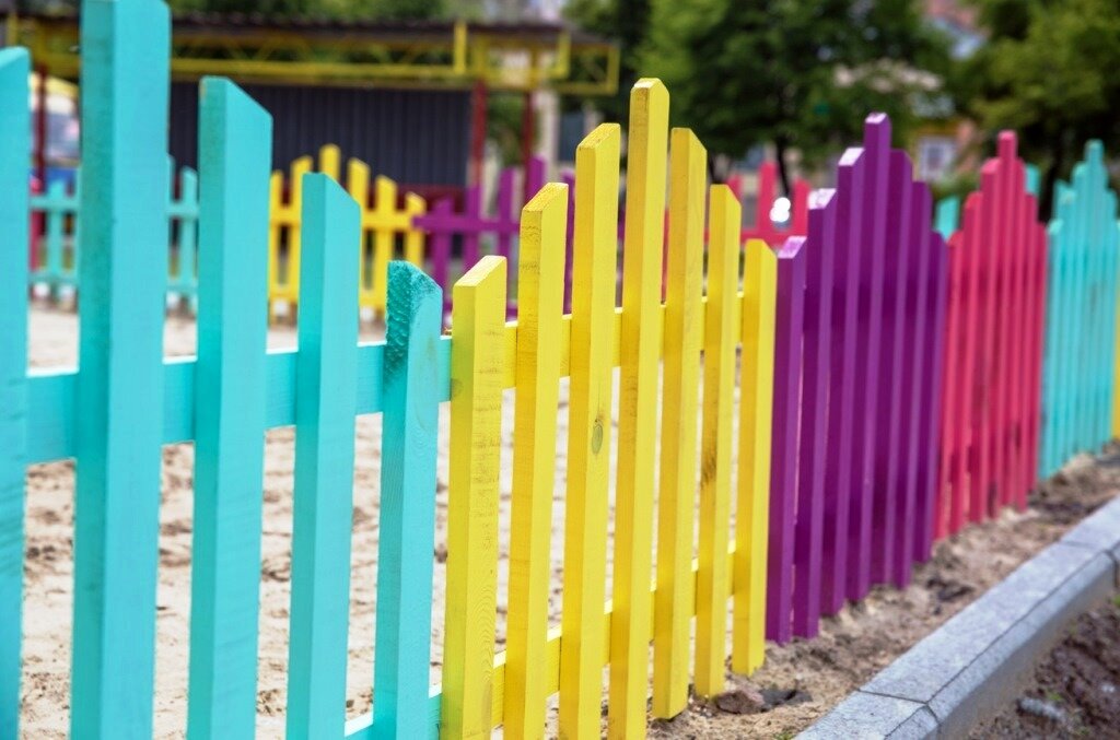 Чем покрасить деревянный забор на улице. Разноцветный забор из штакетника. Разноцветный деревянный забор. Красиво покрасить забор. Ограждение для сада.