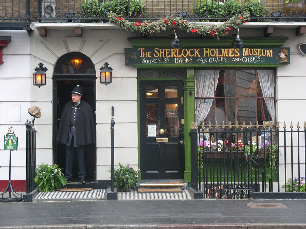 Музей Шерлока Холмса на Бейкер-стрит, 221Б. Автор: Anders Thirsgaard Rasmussen - Sherlock Holmes Museum, CC BY-SA 2.0, https://commons.wikimedia.org/w/index.php?curid=5074254