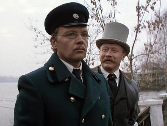 Так вот Юлий Капитонович и его главная, точнее основная ошибка. Он не умеет быть собой. Кадр «Жестокий романс» (1984). Скриншот. Источник - YouTube.