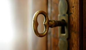 Войти в доверие — склонить на свою сторону, расположить, войти в милость (С. И. Ожегов). Когда этого же пытаются добиться хитростью или лестью, говорят о том, что человек хочет втереться (вкрасться) в доверие. Итак начнем:
1. Приветствуйте по-дружески.
Здоровайтесь тепло, как будто вы уже знакомы и давно не виделись и не забывайте улыбаться. Улыбка должна быть искренняя, фальшь видна издалека, даже если вы прекрасный актер.если вы испытываете неприязнь к человеку, но вам нужно завоевать его доверие, то по крайней мере не показывайте этого на своем лице.
2. Внимательно слушайте.
Покажите, что вы заинтересованы в диалоге с вашим собеседником, не перебивайте его, не отвлекайтесь на телефон и прохожих.
3. Задавайте вопросы по теме разговора.
По ходу диалога не стесняйтесь задавать вопросы касающиеся вашего разговора. Проявите интерес к теме, без наигранного энтузиазма.Пусть ваш собеседник видит что вам интересно.
4. Покажите что вы, цените собеседника.
Допустим, если вы знакомы с человеком достаточно давно или относительно давно, то не забудьте расспросить его о семье, здоровье близких и делах в работе. Покажите что вы ему сопереживаете.
5. Используйте язык жестов.
Жесты, которые вы используете при разговоре показывают, как вы ощущаете себя находясь в обществе с этим человеком. Старайтесь не использовать закрытые жесты (скрещенные руки на груди, деревянность в жестикуляции) и жесты агрессии (скрещенные пальцы рук говорят о том, что вы враждебно настроены к собеседнику или о доминации по отношении к нему. ) Также еще существуют жесты нервозности (частое потирание рук, лица, головы, излишняя дерганность).Будьте спокойны и раскрепощены, не забывайте о широких, открытых жестах.
6. Мимика.
Все что вы думаете, написано у вас на лице!Чаще улыбайтесь, не стесняйтесь выражать положительные эмоции на лице. Можно иногда гримасничать (корчить рожи, по-народному.) Главное помните: Лицо — зеркало души.
7. Поза.
Не сутультесь! Следите за своей осанкой 24/7. не опускайте голову вниз, но и не стоит слишком высоко держать голову.Не отходите далеко и не приближайтесь в упор к человеку. Также не стоит отводить взгляд в сторону или смотреть прямо в глаза, просто направьте свой взгляд в лицо собеседнику.
ПРИДЕРЖИВАЯСЬ ЭТИХ ОСНОВНЫХ ПРИНЦИПОВ В ОБЩЕНИИ ВЫ МОЖЕТЕ СКЛОНИТЬ ЧЕЛОВЕКА В СВОЮ СТОРОНУ. ПРИЯТНОГО МАНИПУЛИРОВАНИЯ :)