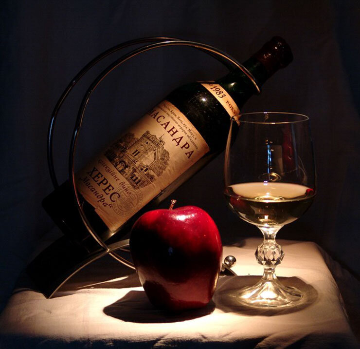 С днем рождения бокал вина. Коньячное вино Массандра. Вино и коньяк. Натюрморт с вином. Натюрморт с бутылкой.