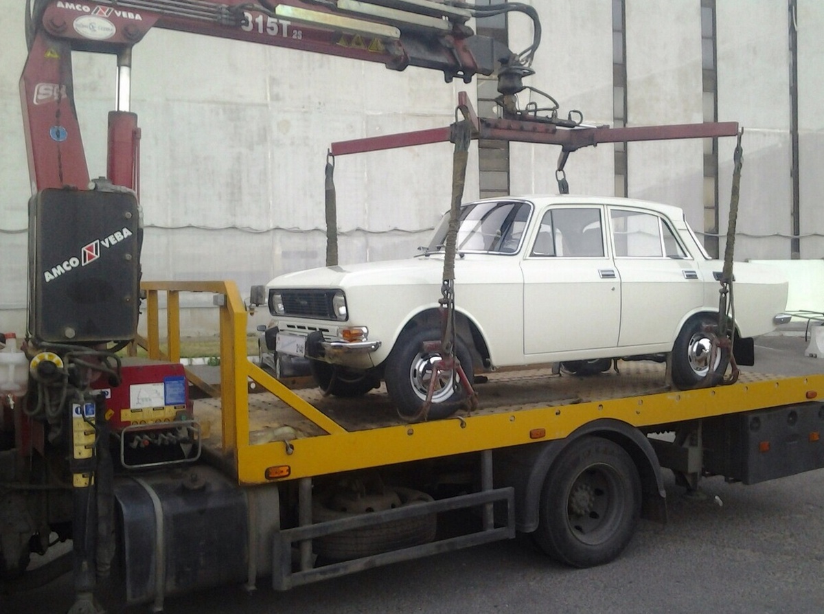 Манипулятор способен поднять даже полностью сгнившее авто