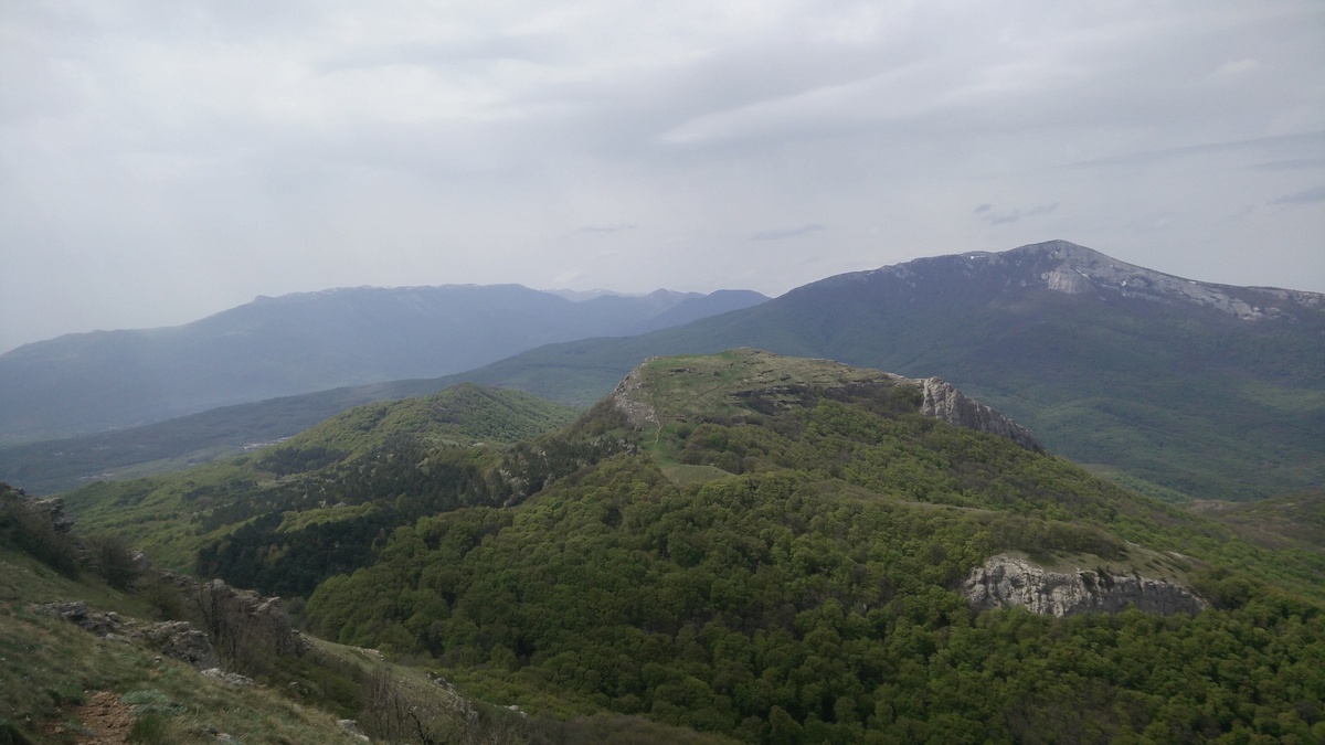 Перед вами г."Лысый Иван". Левее "Эльх кая." Правее "Чатыр Даг". И гряда  в тумвне это "Бабуган". 