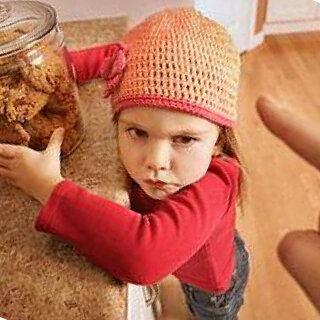 При легкой степени человек просто не знает, что есть другие способы поведения, чем те, что он видел в своей родительской семье в детстве. Человек не осознает, что существуют другие эмоции, кроме тех, которые он испытывал в детстве. Болезненность ощущений взрослого, в таком случае, обусловлена негласным запретом на переживание негативных чувств в его родительской семье.