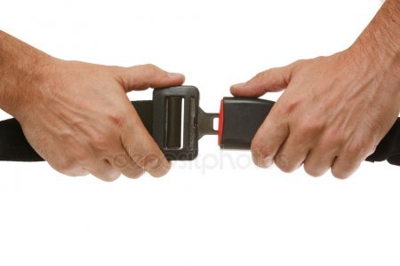 Если ремень не достается из гнезда, скорее всего, он заклинил. Чтобы устранить неполадку, необходимо понять принцип этого элемента автомобиля. При такой поломке велика вероятность, что неправильно работает именно механизм-блокиратор. Иногда ремень может не вытягиваться после ДТП. Есть особая технология, как устранить подобные поломки. В первую очередь следует понять устройство ремня безопасности. Внутри механизма блокиратора есть специальный элемент, который отвечает за фиксацию. Он имеет вид шарика, который перемещается через рычажки. При этом он цепляется за шестеренки катушек. Фиксатор ремня безопасности реагирует на слишком быстрое вытягивание, при этом блокируя шарик. Именно в этой системе со временем могут проявиться неполадки. При этом ремень может не вытягиваться или, наоборот, зафиксироваться в застегнутом положении.