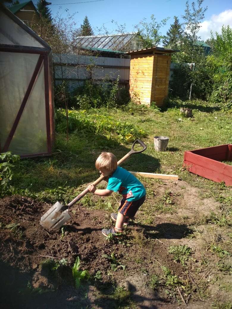 Сын во всю помогает папе во всем)