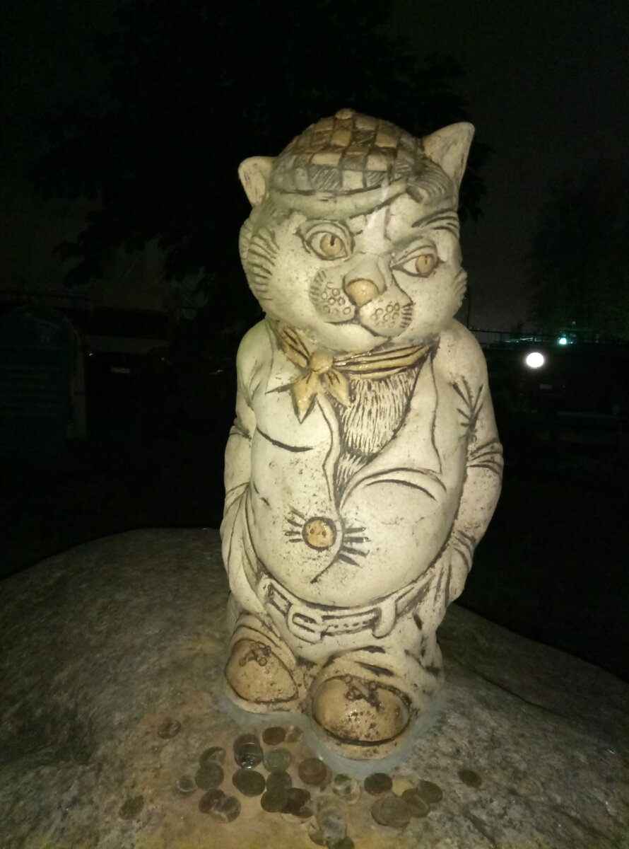 официально памятник называется "Кот на камне"